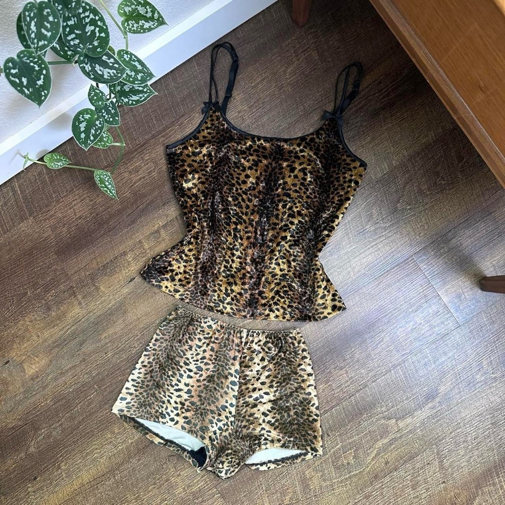Vintage Victoria’s Secret leopard print velvet set - cami and shorts Size XS